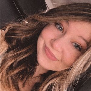 Meet your Posher, Larissa